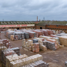 Usine de Briqueteries du Nord de Templeuve-en-Pévèle, vue de 3/4 avec briques emballées au devant de l'usine