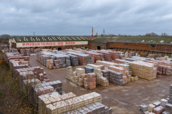 Usine de Briqueteries du Nord de Templeuve-en-Pévèle, vue de 3/4 avec briques emballées au devant de l'usine